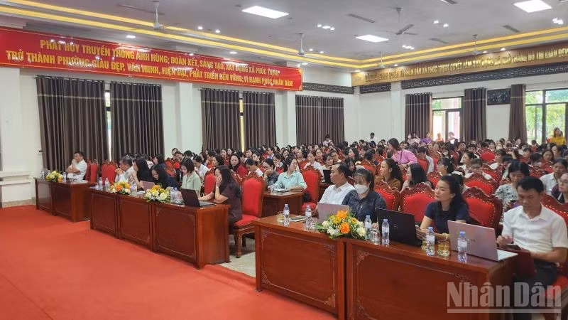 Các đại biểu tham dự hội nghị và tập huấn tại trụ sở Ủy ban nhân dân xã Phúc Thịnh. (Ảnh: PV)