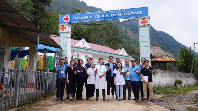 Đoàn thăm và làm việc tại Trạm y tế xã Dền Thàng, huyện Bát Xát, tỉnh Lào Cai. (Ảnh: PV)