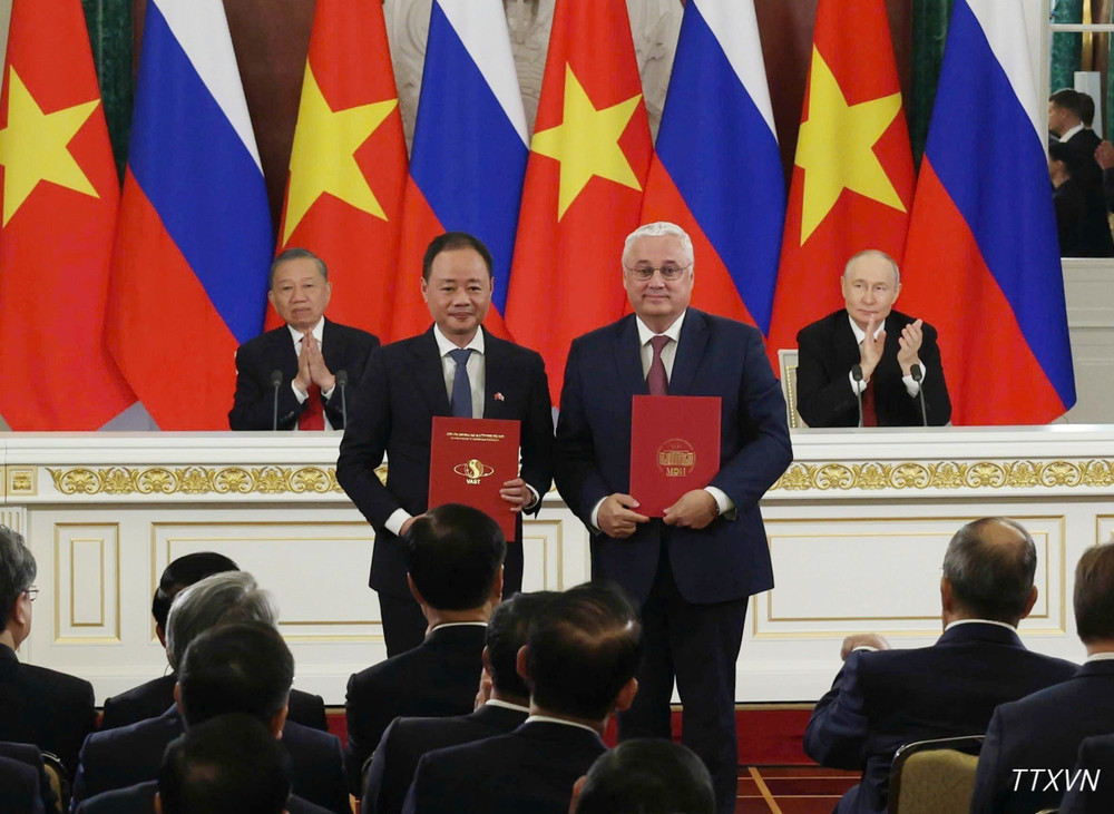 Tổng Bí thư, Chủ tịch nước Tô Lâm và Tổng thống Nga Vladimir Putin chứng kiến Lễ trao văn kiện hợp tác giữa hai nước. (Ảnh: Thống Nhất/TTXVN)