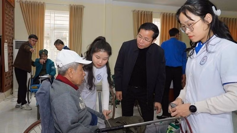 Thăm khám, tư vấn sức khỏe cho các bệnh nhân hạng "đặc biệt" tại Trung tâm Điều dưỡng Thương binh Nghệ An.