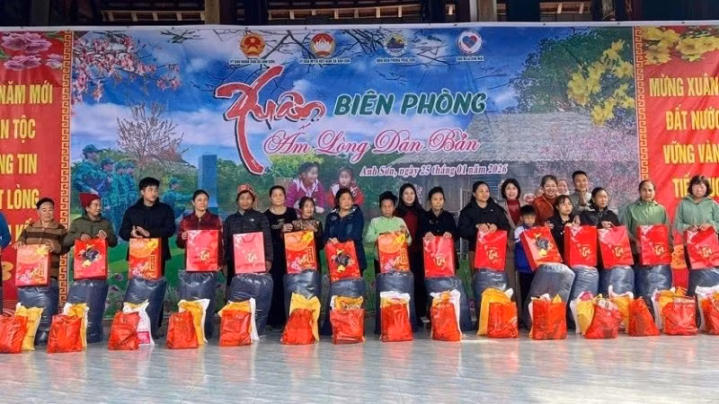 Tặng quà cho các hộ nghèo, cận nghèo, gia đình chính sách ở xã Anh Sơn.