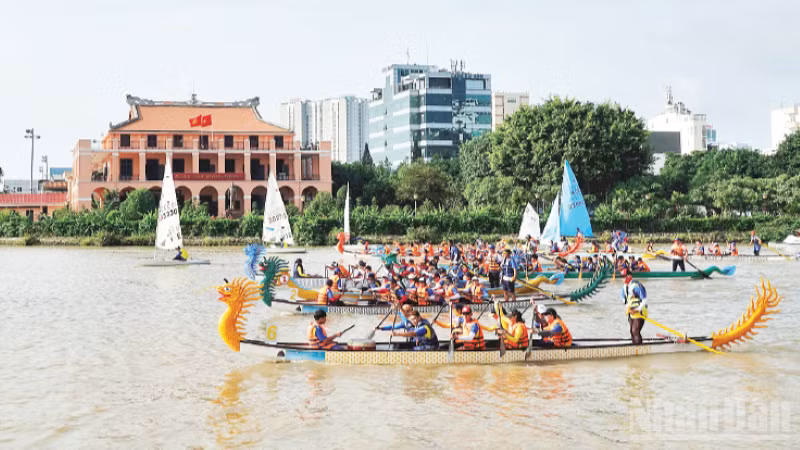 Hoạt động đua thuyền rồng trên sông Sài Gòn (Thành phố Hồ Chí Minh), một trong các hoạt động thu hút du lịch của thành phố. (Ảnh: MẠNH HẢO).