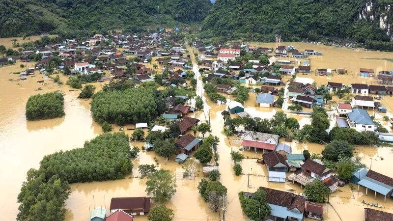Mưa lũ nhấn chìm nhiều khu vực miền trung, để lại thiệt hại nặng nề về người và của. (Ảnh: PV)