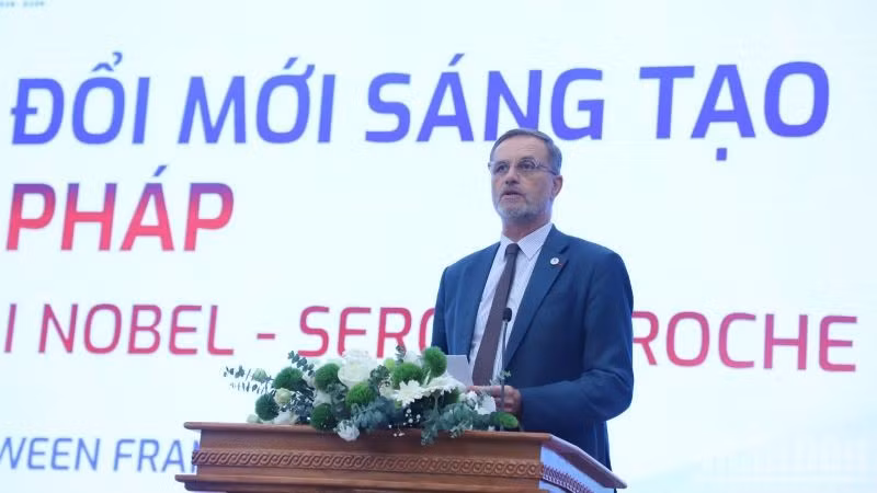 Ông Serge Haroche, nhà khoa học đạt giải Nobel Vật lý lượng tử năm 2012 phát biểu tại diễn đàn. (Ảnh: HNV)