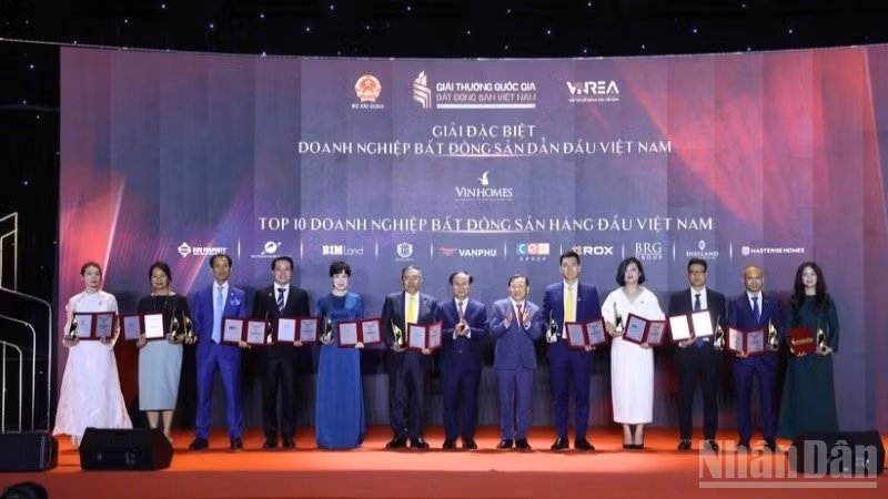 Vinh danh các doanh nghiệp, dự án và thương hiệu bất động sản tiêu biểu. (Ảnh: NGỌC DUY)