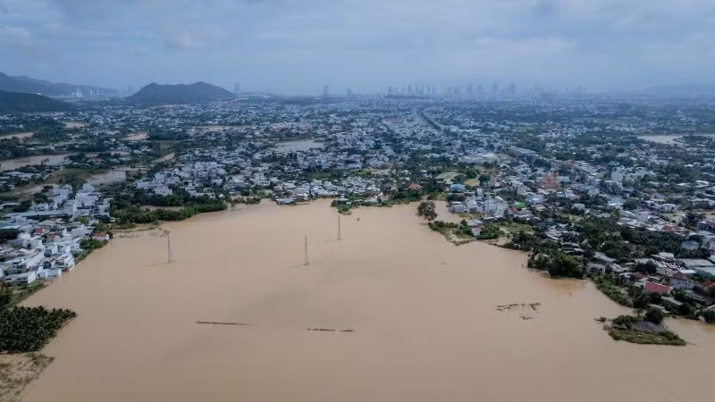 Nhiều nơi ở Khánh Hòa chìm trong biển nước. (Ảnh: NGUYỄN WONBI)
