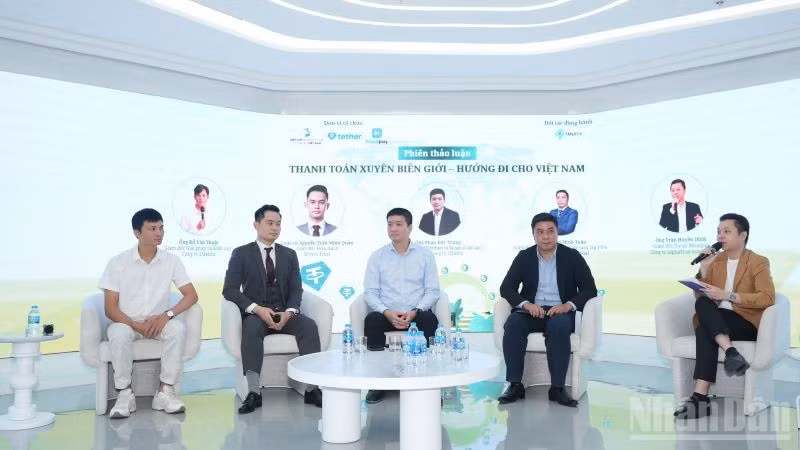 (Từ trái qua phải) Ông Đỗ Văn Thuật (1Matrix); ông Nguyễn Trần Minh Quân (Krysos Trust); ông Phan Đức Trung (Chủ tịch VBA); ông Nguyễn Minh Tuấn (AFA Capital); ông Trần Huyền Dinh (AlphaTrue), cùng thảo luận về chủ đề “Thanh toán xuyên biên giới - Hướng đi cho Việt Nam”. (Ảnh: HNV)