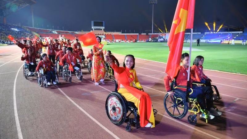 Đoàn thể thao người khuyết tật Việt Nam diễu hành tại lễ bế mạc ASEAN Para Games 13.