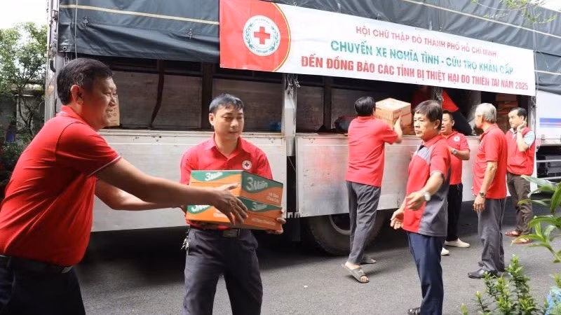 Cán bộ Hội Chữ thập đỏ Thành phố Hồ Chí Minh bốc xếp lương thực và nhu yếu phẩm lên xe ủng hộ đồng bào bị thiên tai, bão lũ tại thành phố Huế. 
