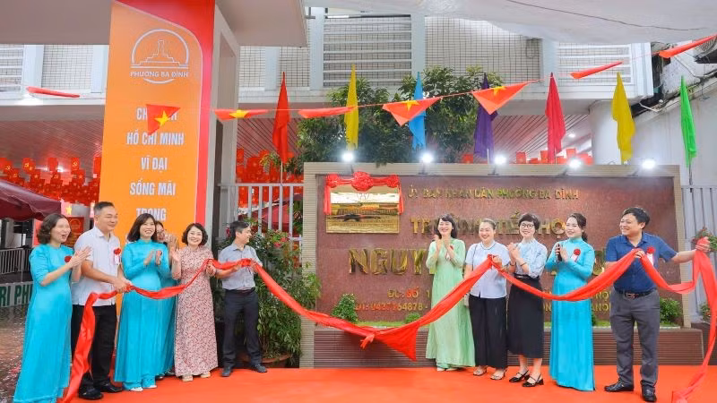 Gắn biển công trình chào mừng kỷ niệm 80 năm Cách mạng tháng Tám và Quốc khánh 2/9. (Ảnh: PV)
