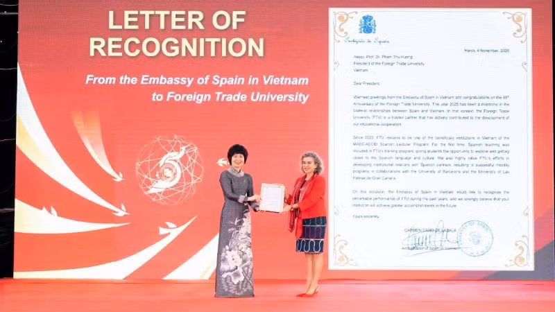 Bà Carmen Cano De Lasala, Đại sứ Đặc mệnh toàn quyền Vương quốc Tây Ban Nha tại Việt Nam trao Thư ghi nhận và chúc mừng tới Trường đại học Ngoại thương.