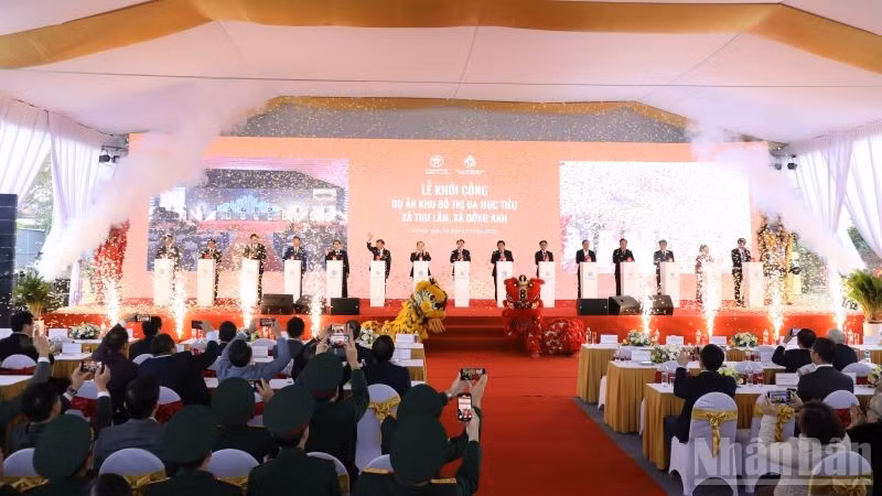 Ấn nút khởi công dự án. (Ảnh: PV)