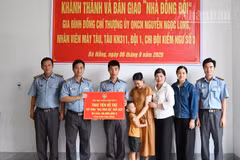 Đồng chí Vũ Thành Long, cán bộ Chi đội Kiểm ngư số 3 (thứ hai từ trái sang) trao kinh phí hỗ trợ nhà đồng đội cho gia đình đồng chí Nguyễn Ngọc Long. (Ảnh: NGUYỄN DŨNG)
