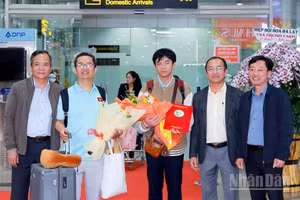 Phó Giám đốc Sở Giáo dục và Đào tạo tỉnh Lâm Đồng Trần Đức Lợi (thứ hai, bên phải) chúc mừng em Đặng Huy Hậu (giữa) xuất sắc giành huy chương Bạc tại Kỳ thi Olympic Tin học quốc tế 2026. (Ảnh: CTV)