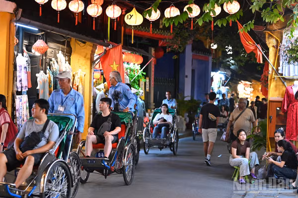 Đầu tư phát triển kinh tế đêm, Hội An nỗ lực đa dạng hóa các sản phẩm du lịch để gia tăng trải nghiệm, kích cầu chi tiêu của du khách. (Ảnh: THẾ ĐẠI)