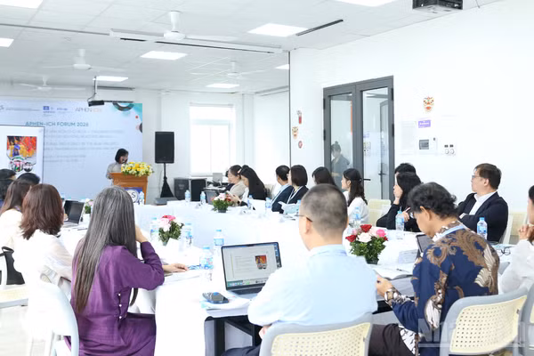 Diễn đàn thu hút sự quan tâm, tham gia thảo luận của các nhà khoa học trong và ngoài nước. (Ảnh: VNU-SIS)