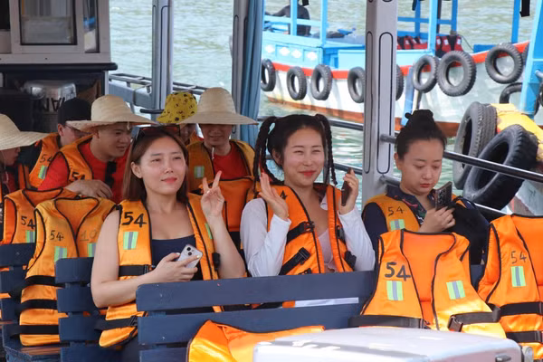 Du khách Hàn Quốc hào hứng khi được khám phá các đảo ở Nha Trang. (Ảnh: TTXVN)