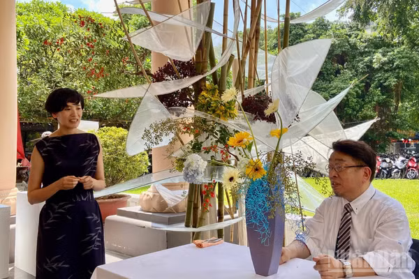 Giáo sư Hirotaka Furukawa, Học viện Trung ương Ikenobo chia sẻ về tác phẩm đầu tiên được hoàn thành tại sự kiện. Tác phẩm này được lấy cảm hứng từ hình ảnh những rặng liễu ở Việt Nam. (Ảnh: CHIÊU ANH)