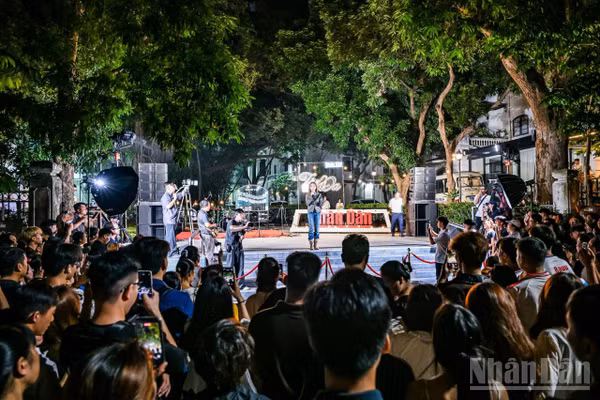 Tiếp nối dấu ấn từ số biểu diễn đầu tiên đầy thành công, tối 10/10, dưới tán đa tại 71 Hàng Trống, chương trình âm nhạc "Tán Đa" trở lại, thu hút gần 2.000 khán giả đón xem.