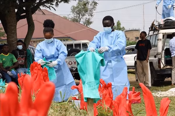 Nhân viên y tế tiến hành khử trùng tại trung tâm điều trị Ebola ở Rwampara, Cộng hòa Dân chủ Công Gô. (Ảnh: THX/TTXVN)