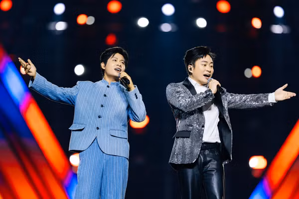 Màn song ca ăn ý của nhạc sĩ Nguyễn Văn Chung và ca sĩ Tùng Dương tại chương trình "Tổ quốc trong tim".