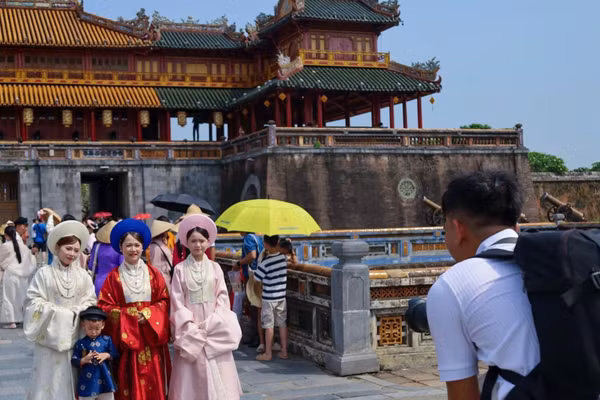 Du khách đến Huế. (Ảnh: TTXVN)