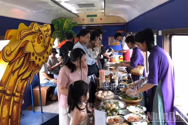 Du khách thưởng thức ẩm thực trên chuyến tàu kết nối di sản miền trung Huế-Đà Nẵng.