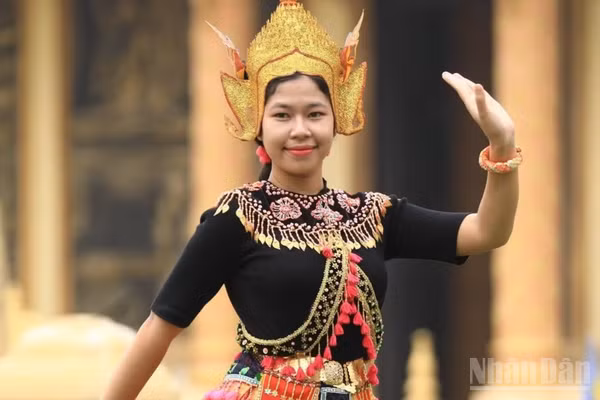 Cô gái Chăm rạng rỡ trong điệu múa truyền thống. (Ảnh: THÀNH ĐẠT)