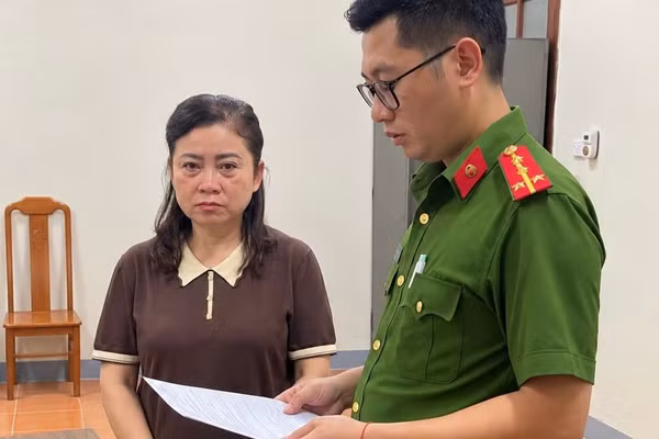 Cơ quan Cảnh sát điều tra Công an tỉnh Lạng Sơn ra Quyết định khởi tố bị can, Lệnh bắt bị can để tạm giam đối với Lộc Thị Hồng về tội Nhận hối lộ. (Ảnh: CÔNG AN LẠNG SƠN)