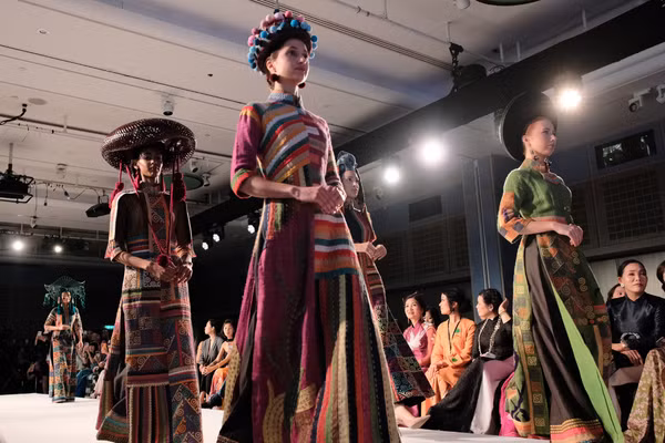 Áo dài Fashion Week London 2026 thu hút sự quan tâm của cộng đồng thiết kế thời trang quốc tế. (Ảnh: Ban Tổ chức)