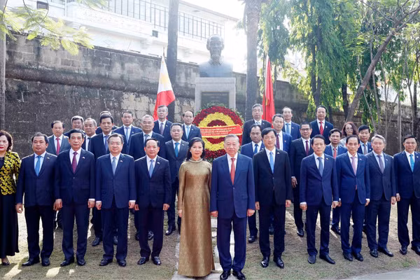 Tổng Bí thư, Chủ tịch nước Tô Lâm và Phu nhân cùng Đoàn đại biểu cấp cao Việt Nam đã đến dâng hoa tại Tượng đài Chủ tịch Hồ Chí Minh trong Vườn hoa ASEAN, thuộc khu thành cổ Intramuros, Thủ đô Manila. (Ảnh: TTXVN)
