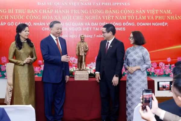 Tổng Bí thư, Chủ tịch nước Tô Lâm và Phu nhân tặng bức tượng Chủ tịch Hồ Chí Minh cho Đại sứ quán Việt Nam tại Philippines. (Ảnh: TTXVN)