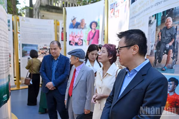 Triển lãm Hành động vì Cộng đồng 2025 diễn ra tại khuôn viên Báo Nhân Dân. (Ảnh: THỦY NGUYÊN)