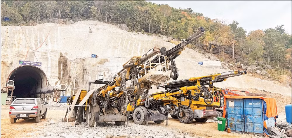 Các nhà thầu huy động nhân lực, thiết bị chuyên dụng tổ chức đồng thời 5 mũi thi công hầm tại Nhà máy Thủy điện tích năng Bác Ái.