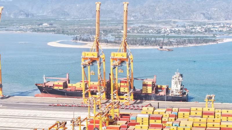 Thành phố Hải Phòng tiếp tục phát huy lợi thế cạnh tranh cảng biển. Trong ảnh: Hoạt động tại cảng Lạch Huyện. (Ảnh ANH QUÂN)