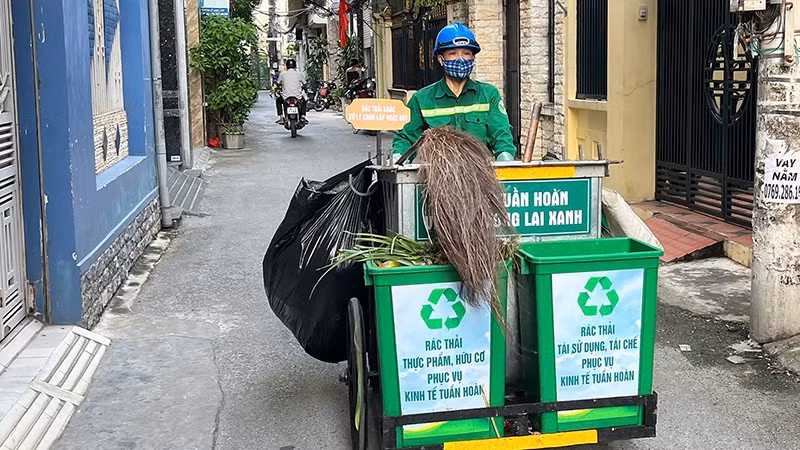 Công ty trách nhiệm hữu hạn một thành viên Môi trường đô thị Hải Phòng chủ động nghiên cứu, thiết kế phương tiện thu gom rác phân loại. (Ảnh TRUNG KIÊN)
