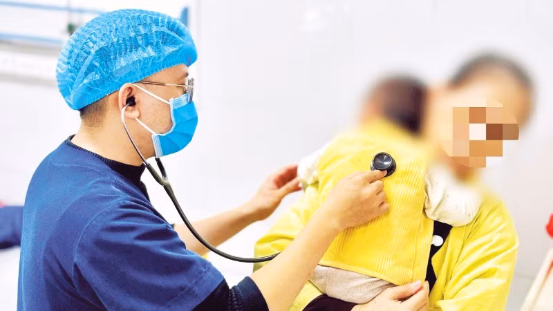 Khoảng hai tuần trở lại đây tại các bệnh viện ghi nhận số ca mắc cúm A phải nhập viện điều trị tăng cao, phần lớn là trẻ em.