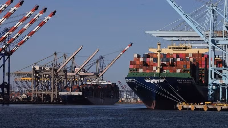 Các tàu chở hàng chất đầy container tại Cảng Los Angeles, California, Mỹ. (Ảnh: Tân hoa xã)