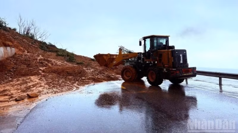 Tuyến đường ven biển đoạn đi qua xã Kỳ Xuân, Hải Ninh bị sạt lở, gây chia cắt.