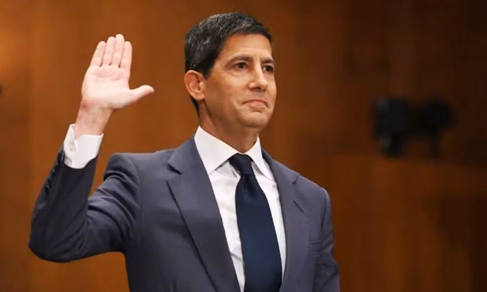 Ông Kevin Warsh, người được Tổng thống Donald Trump đề cử làm tân Chủ tịch Cục Dự trữ Liên bang Mỹ (FED), trong phiên điều trần tại Ủy ban Ngân hàng Thượng viện Mỹ ở Washington, DC., ngày 21/4/2026. (Ảnh: Getty Images/TTXVN)