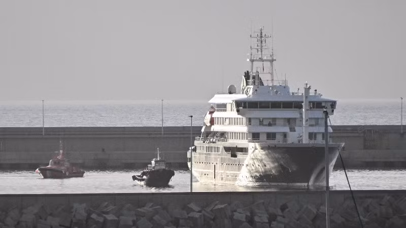 Tàu du lịch MV Hondius tại cảng Granadilla trên đảo Tenerife, Tây Ban Nha. (Ảnh: THX/TTXVN)