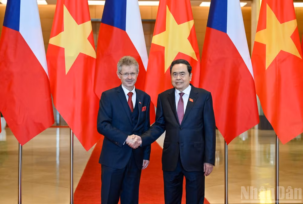 Chủ tịch Quốc hội Trần Thanh Mẫn và Chủ tịch Thượng viện Quốc hội Cộng hòa Séc Milos Vystrcil tại lễ đón. (Ảnh DUY LINH)