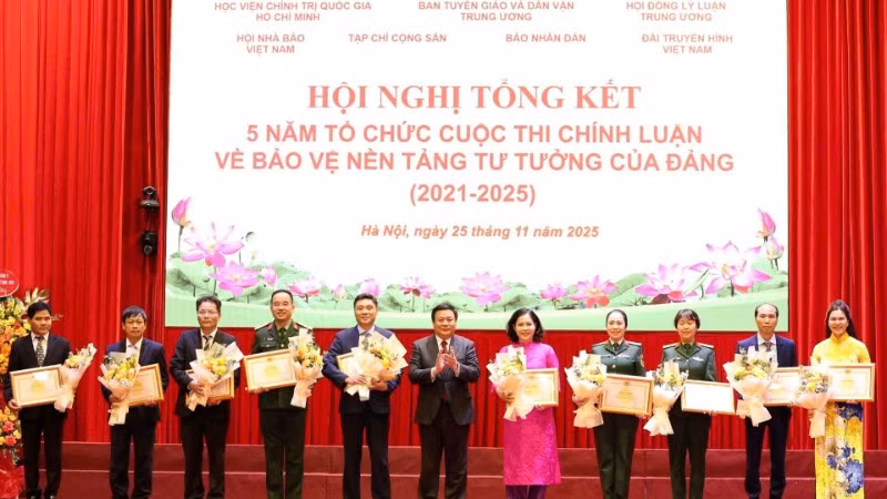 Đồng chí Nguyễn Xuân Thắng, Ủy viên Bộ Chính trị, Giám đốc Học viện Chính trị quốc gia Hồ Chí Minh, Chủ tịch Hội đồng Lý luận Trung ương, Phó Trưởng ban Chỉ đạo 35 Trung ương, Trưởng ban Chỉ đạo cuộc thi trao Bằng khen tặng các tập thể có nhiều thành tích xuất sắc trong tổ chức Cuộc thi.