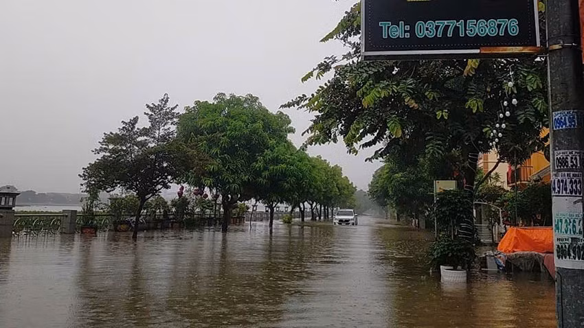 Nước sông Đáy dâng cao đã gây ngập lụt nhiều nhà dân sinh sống ven sông. (Ảnh: Đại Nghĩa)