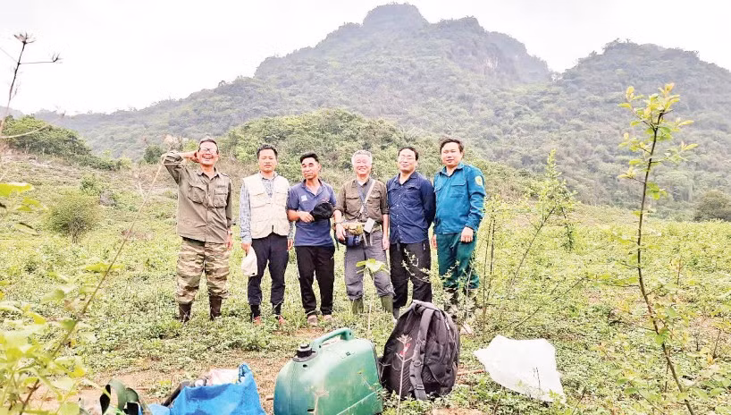 Nhóm tác giả khảo sát thực địa về các loài sinh vật hoang dã có nguy cơ bị đe dọa tuyệt chủng. (Ảnh QUANG TRƯỜNG)