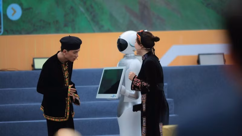 Trình diễn Robot AI và giải pháp iKnow hướng dẫn người dân thực hiện thủ tục hành chính tại Diễn đàn Quốc gia phát triển doanh nghiệp công nghệ số Việt Nam 2025.