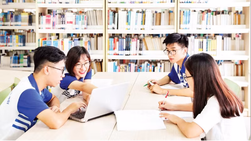 Sinh viên Đại học Quốc gia Hà Nội tra cứu tại Trung tâm Thông tin-Thư viện trường. (Ảnh DƯƠNG TÂM)