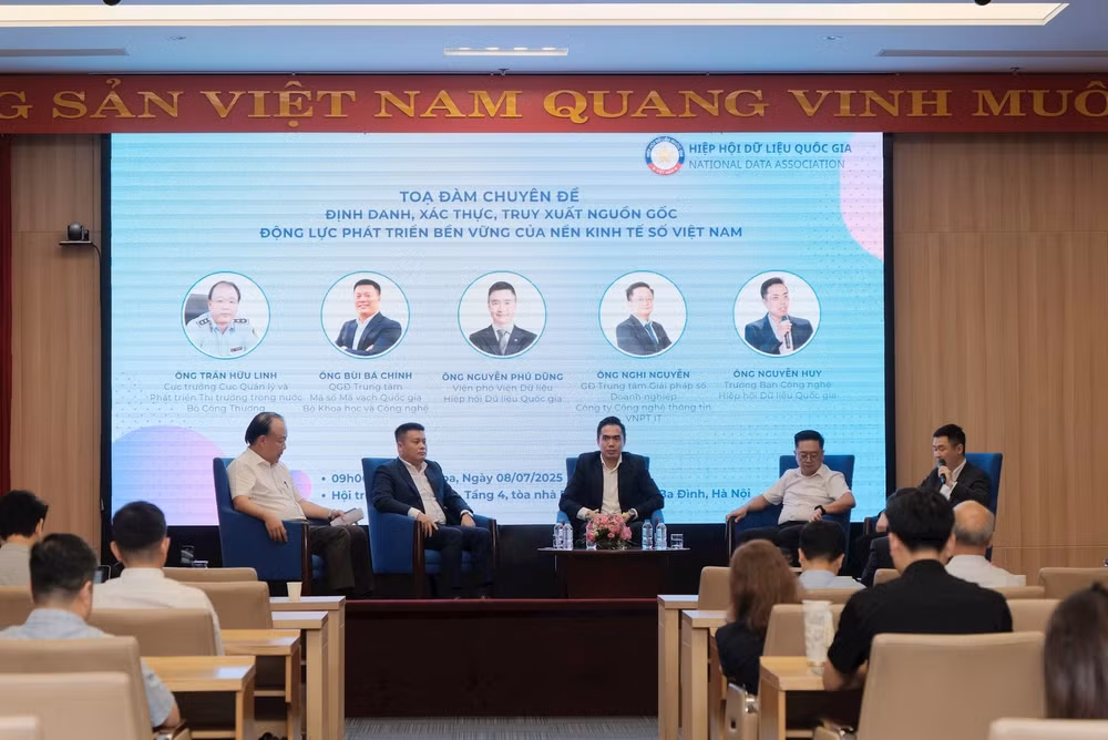 Các chuyên gia tham dự Tọa đàm chuyên đề “Định danh, xác thực, truy xuất nguồn gốc - Động lực phát triển bền vững của nền kinh tế số Việt Nam”.
