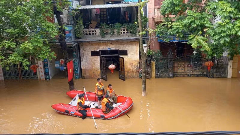 Lực lượng công an tiếp cận, tiếp tế thực phẩm, nước uống cho các gia đình bị cô lập do mưa lũ tại Cao Bằng. (Ảnh MINH TUẤN)