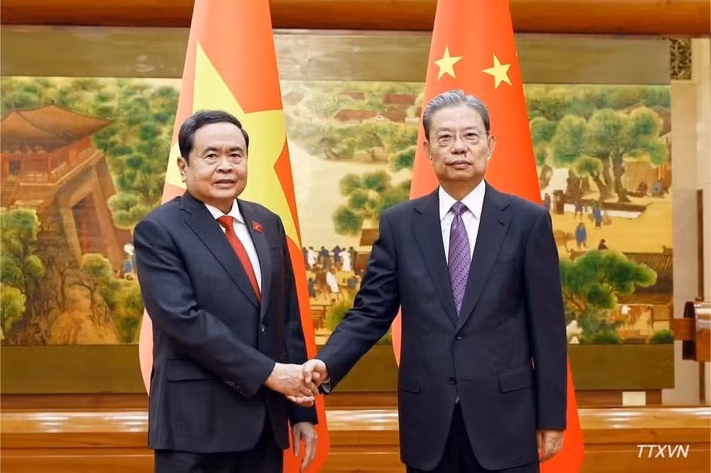 Chủ tịch Quốc hội Trần Thanh Mẫn và Ủy viên trưởng Ủy ban thường vụ Đại hội Đại biểu Nhân dân toàn quốc Trung Quốc Triệu Lạc Tế chụp ảnh chung. (Ảnh: TTXVN)